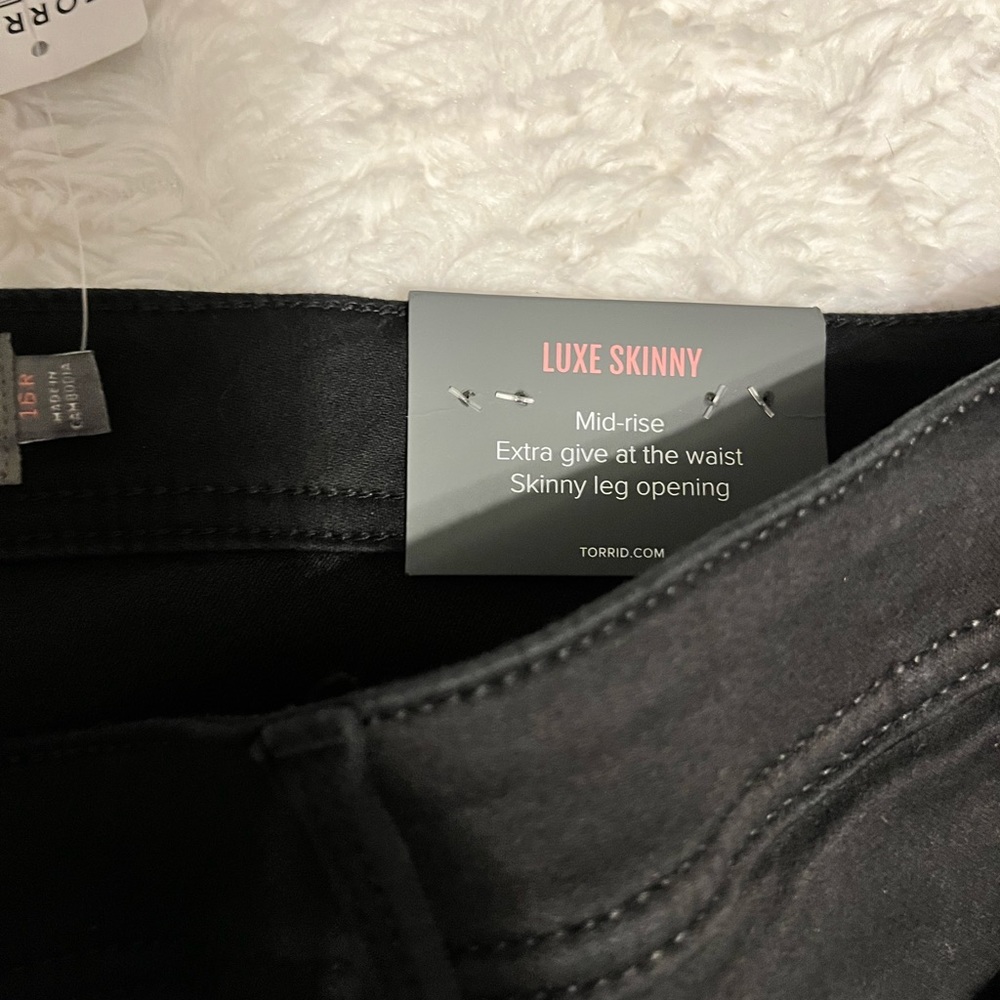 NWT Torrid Lux Skinny Mid-Rise Black Jeans - Picture 3 of 8